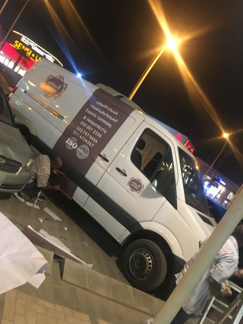 تركيب استكرات على السيارات
